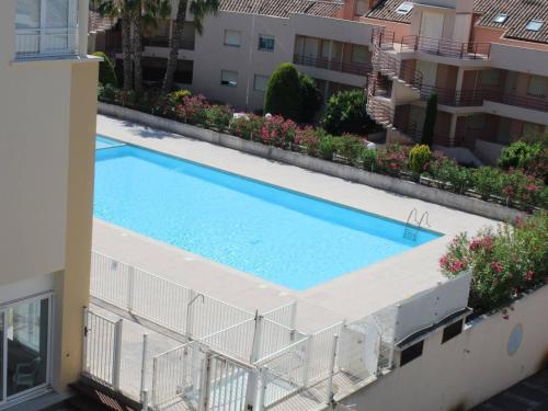 une vue aérienne d'une piscine dans un immeuble dans l'établissement Appartement 3 pièces avec piscine, proche plage et commerces - Villeneuve-Loubet, idéal pour 4 personnes - FR-1-252A-40, à Villeneuve-Loubet