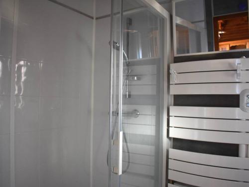 une douche avec une porte vitrée dans une salle de bain dans l'établissement Chalet 4 pièces - Jardin clôturé - Terrasse vitrée - Font-Romeu - FR-1-580-39, à Font-Romeu-Odeillo-Via