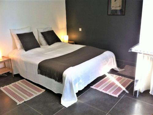 une chambre avec un grand lit avec des draps et des oreillers blancs dans l'établissement Villa Moderne à Vagnas: Piscine Chauffée, 6 Pers, Proche Vallon Pont d’Arc - FR-1-382-176, à Vagnas