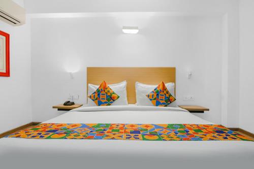 Postel nebo postele na pokoji v ubytování FabHotel Infinity Stays