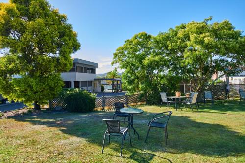 a group of chairs and a table in a yard at Wingham Motel in Wingham