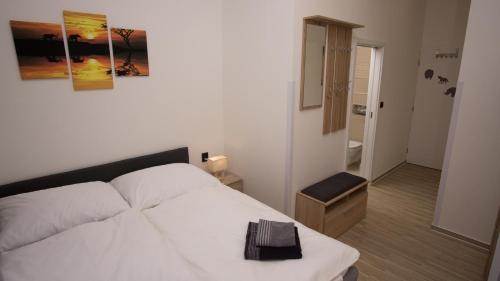 Apartment CONTINENTS nearby Main Train and Bus Station في براغ: غرفة نوم بسرير ابيض وحمام