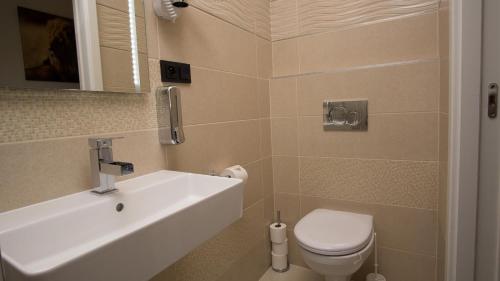 プラハにあるApartment CONTINENTS nearby Main Train and Bus Stationの白い洗面台とトイレのあるバスルーム