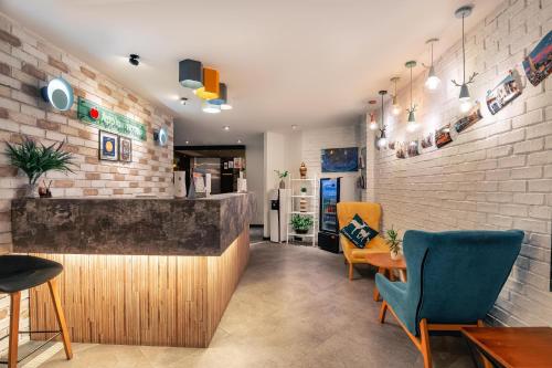 a bar in a restaurant with chairs and a counter at Apple Hotel Times Square in George Town