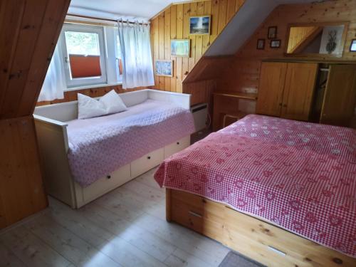 1 dormitorio con 2 camas en una casa de madera en Waldhaus St. Egidien, en Kurort Altenberg