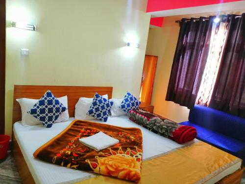 1 dormitorio con 1 cama con colcha blanca en Hotel Nindik, en Gangtok
