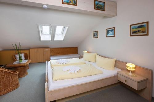 ein Schlafzimmer mit einem großen Bett und einem Fenster in der Unterkunft Ferienanlage Neuschwansteinblick Ferienwohnung 106 in Füssen