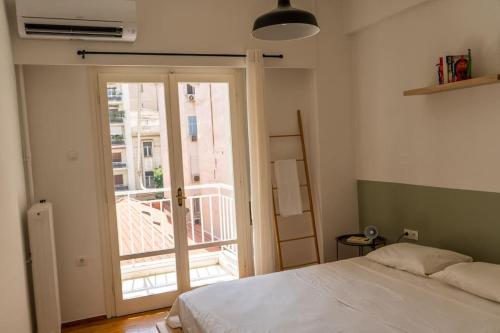 Giường trong phòng chung tại Saffron Apartment in Central Athens