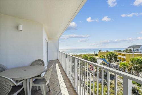 d'un balcon avec une table et des chaises donnant sur l'océan. dans l'établissement SeaCrest 402 condo, à Fort Walton Beach