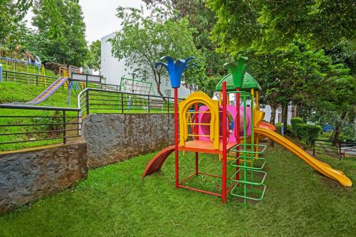 Ein Kinderspielbereich in der Unterkunft Sterling Kodai Valley