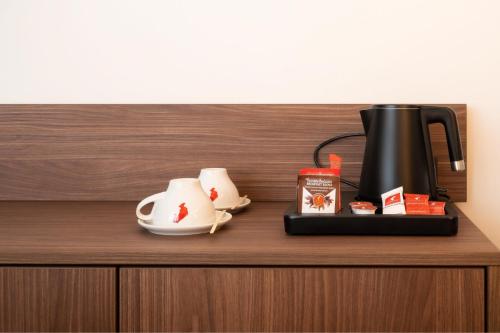 Utensilios para hacer té y café en Hotel Le Parc