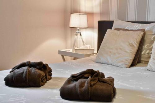 dwa ręczniki siedzące na łóżku w sypialni w obiekcie Interbellum w mieście Ypres
