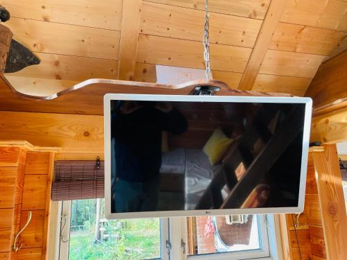 a tv hanging from the ceiling of a cabin at Tiny House/Waldhaus - Westerwald 