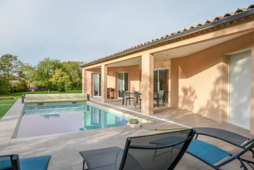une maison avec une piscine et une terrasse dans l'établissement La Villa Adoé, à Vallon-Pont-dʼArc