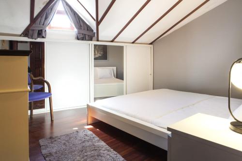 - une chambre avec un lit et une fenêtre dans l'établissement Charming Flat with a Lovely Terrace in Yenikoy, à Istanbul