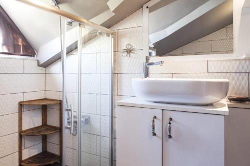 y baño con lavabo blanco y ducha. en Charming Flat with a Lovely Terrace in Yenikoy, en Estambul