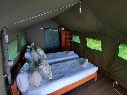 ein Schlafzimmer mit einem Bett in einem Zelt in der Unterkunft Village Fig River Camp in Chiawa