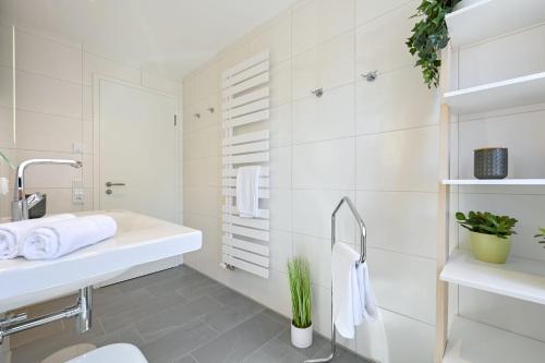 a white bathroom with a sink and a toilet at Ferienwohnung Mibba din in Schwangau