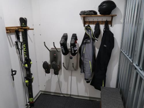 a wall with skis and ski equipment hanging on it at Monusse Boid Wohnung 18 in Pfronten