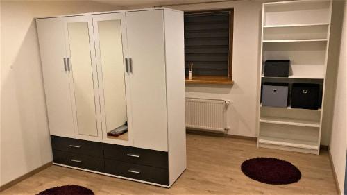 un gran armario blanco en una habitación en Ferienwohnungen am Mühlbach, en Halblech