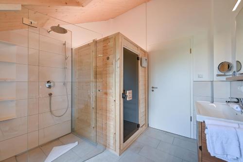 een badkamer met een douche en een wastafel bij Ferienwohnung Zugspitze in Pfronten