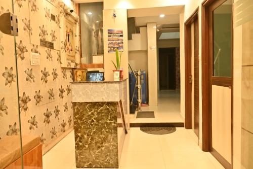pasillo con encimera de mármol en una habitación en Hotel Shine Star By Tag Your Trip Near Golden Temple, en Amritsar