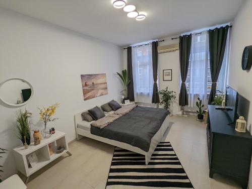 Habitación blanca con cama y sofá en Schönes Appartment im Zentrum von Koblenz II en Koblenz