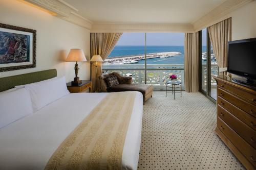 pokój hotelowy z łóżkiem i dużym oknem w obiekcie InterContinental Phoenicia Beirut, an IHG Hotel w Bejrucie
