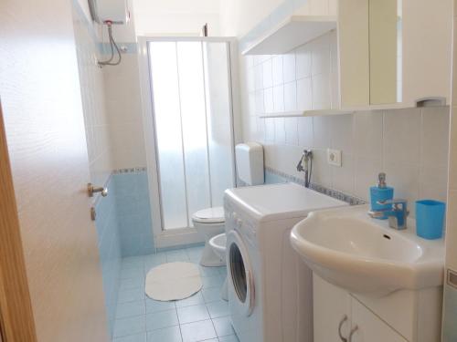 a bathroom with a washing machine and a sink at siciliacasevacanze - Ulivi in Marina di Ragusa