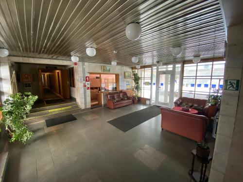 イェルガヴァにあるRiverside Motel Jelgavaの建物内のソファと椅子のあるロビー