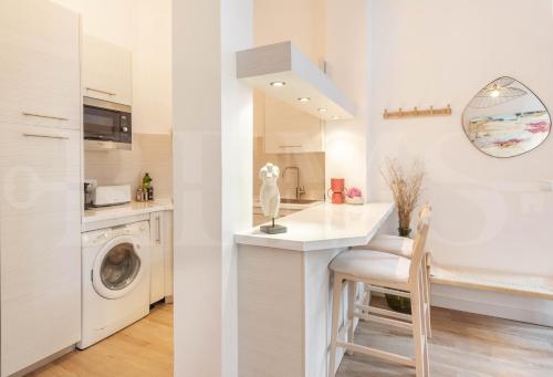kuchnia ze zlewem i pralką w obiekcie Artistic apartment in the heart of Málaga by REMS w Maladze