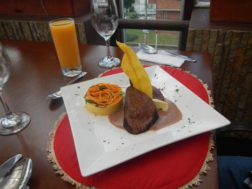un plato de comida sobre una mesa en Hotel Boutique City Center en Bogotá