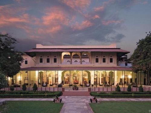 Taman di luar Castle Kanota