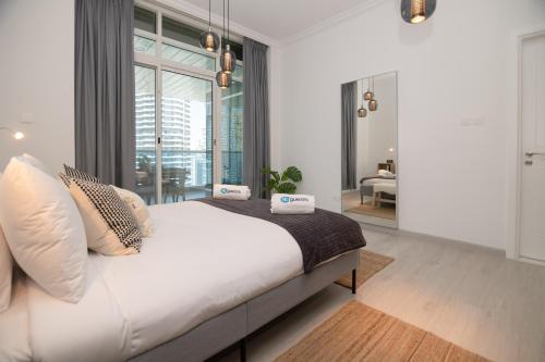 Postel nebo postele na pokoji v ubytování HiGuests - Deluxe Apt With Incredible Panoramic Marina Views