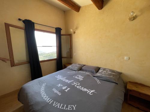 une chambre avec un lit dans une pièce avec une fenêtre dans l'établissement Villa Umberto, à Gattières