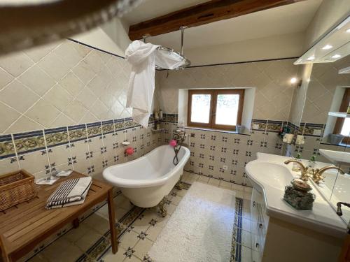 La salle de bains est pourvue d'une baignoire et d'un lavabo. dans l'établissement Villa Umberto, à Gattières