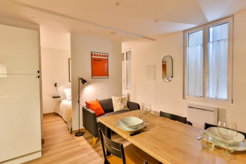 une salle à manger avec une table et un canapé dans l'établissement L'érable #Netflix #Centre-ville, à Cognac