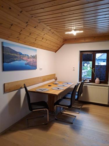 una sala de conferencias con mesa de madera y sillas en Ferienwohnung Schmaranzer, en Gosau