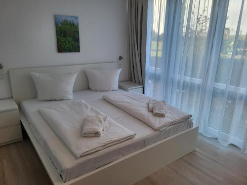 a white bed with towels on it in a bedroom at Der Landhof Möwe LH 103 in Stolpe