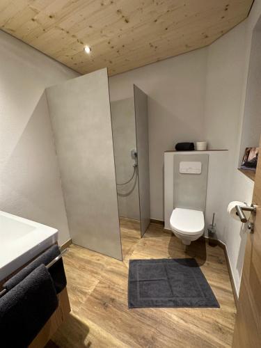 łazienka z toaletą i umywalką w obiekcie Apart Spitaler Brandberg w mieście Brandberg