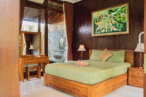 sypialnia z łóżkiem i lustrem w obiekcie Mancur Guesthouse w mieście Ubud