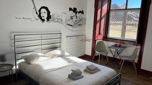 1 dormitorio con 1 cama con toallas en Saudade Guest House, en Lisboa