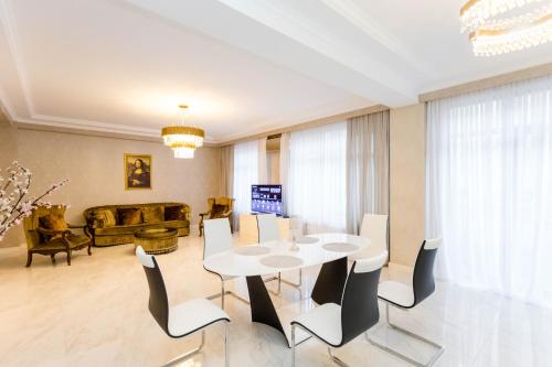 Una televisión o centro de entretenimiento en Luxury Landing IV