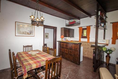 una sala da pranzo con un tavolo e una cucina di Villa Marco - Comfortable Villa - Acharavi / Korfu ad Acharavi