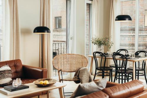 - un salon avec un canapé et une table dans l'établissement Wex Hotels, à Fredrikstad