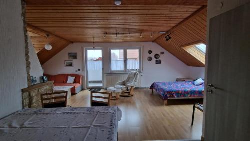 uma sala de estar com uma cama e um sofá em FeWo 1 Rolf Koglin em Gunzenhausen