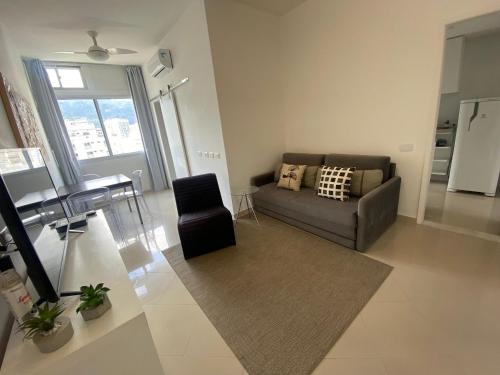 sala de estar con sofá y mesa en Duas suítes Leblon a duas quadras da praia, en Río de Janeiro
