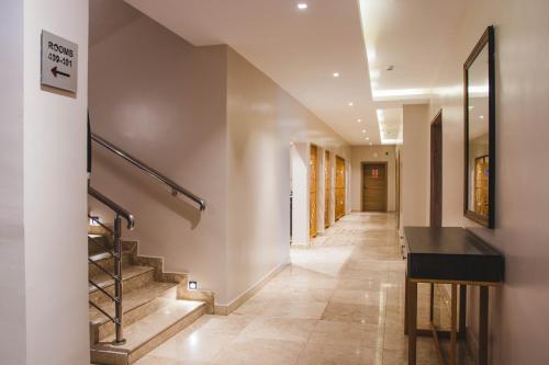 un pasillo con escaleras y una mesa negra en AMBER CITY HOTELS, en Owerri