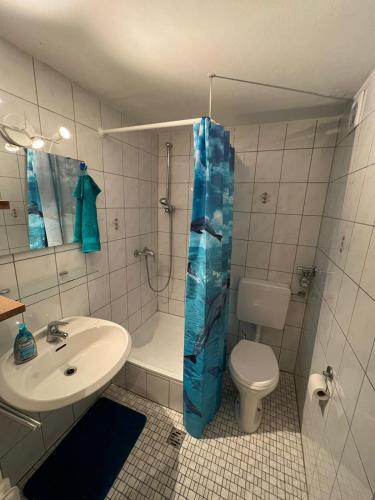 a bathroom with a shower and a sink and a toilet at Zentral gelegene Apartments am Schillerplatz MG30 und MG31 in Mönchengladbach