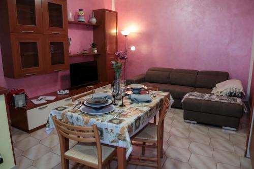 ein Wohnzimmer mit einem Tisch und einem Sofa in der Unterkunft Guest House Romero in Cadelbosco di Sotto
